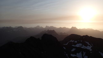  Le soleil se leve tout juste sur le massif des Ecrins